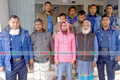 দিনাজপুরে প্রতিমা ভাংচুরের 
অভিযোগে আটক ৪