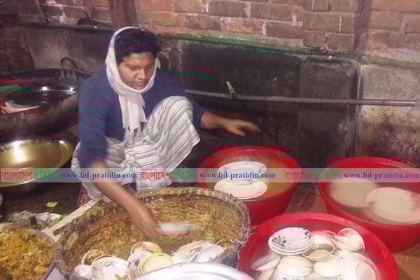 হোটেলে বাসন মাজেন এমএ পাশ নজরুল