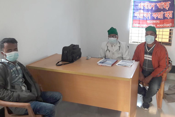 করোনাভাইরাস: বুড়িমারী স্থলবন্দরে যাত্রীদের জিজ্ঞাসা করেই চিকিৎসা