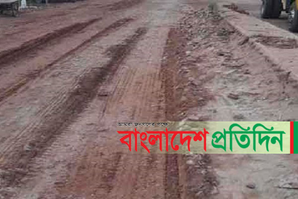 সড়ক সংস্কারে ধীরগতি, ভোগান্তিতে বনপাড়া পৌরবাসী