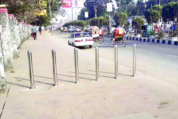 রাতের আঁধারে ফুটপাথ থেকে যান নিরোধক খুঁটি উধাও!