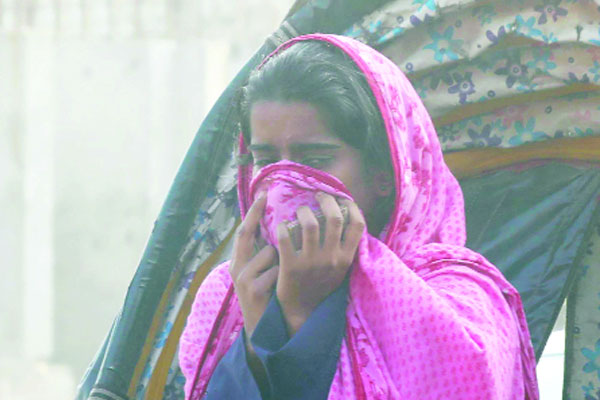 দূষিত বাতাসে ফের শীর্ষে ঢাকা
