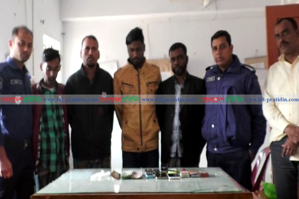 কলাপাড়ায় ৪ জুয়ারি আটক 