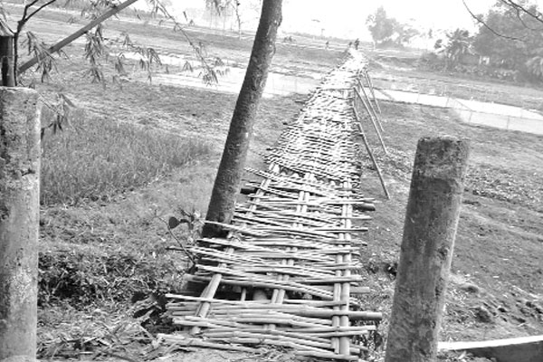 ইছামতি নদীর ওপর তিন বাঁশের সাঁকোই ভরসা
