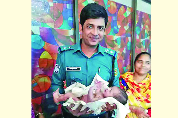 খোলা আকাশের নিচে শিশুর জন্ম বাঁচাল পুলিশ