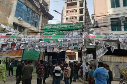 পোস্টার ও ব্যানার সরিয়ে নিচ্ছে সিটি করপোরেশন
