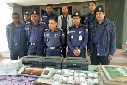 ভারতীয় জাল রুপিসহ আটক ৪