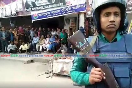 পুলিশ দেখেই গুটিয়ে গেলো তারা!