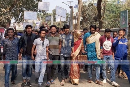 ফরিদপুরে প্রধান শিক্ষকের বিরুদ্ধে মিছিল