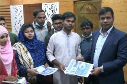 করোনাভাইরাস সচেতনতায় নাটোরে মাস্ক বিতরণ