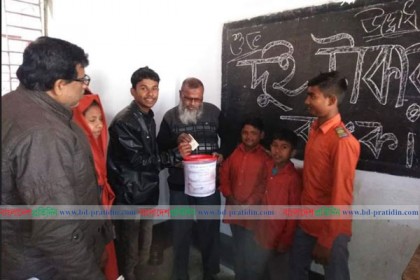 ঝরে পড়া রোধে স্কুলে ২ টাকার ব্যাংক