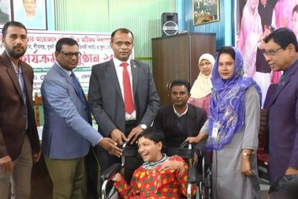 ঝালকাঠিতে প্রতিবন্ধী শিক্ষার্থীদের মাঝে হুইল চেয়ার ও স্কুল পোষাক বিতরণ