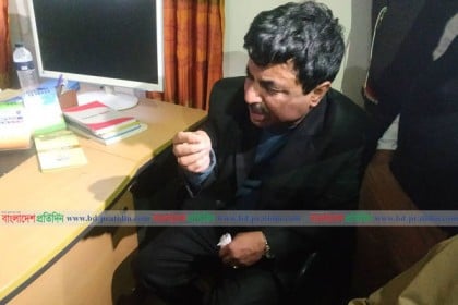 ছাত্রীর সঙ্গে ট্রেনের কেবিনে ধরা খেলেন কলেজের অধ্যক্ষ
