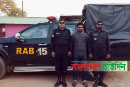 টেকনাফে প্রায় ১০ হাজার ইয়াবাসহ আটক ১