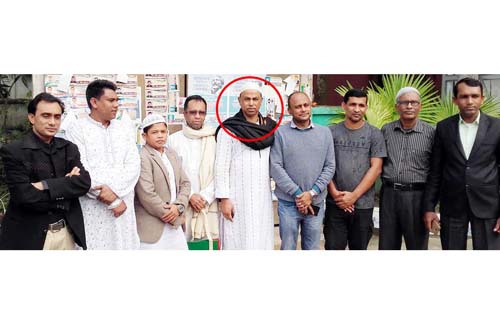 নবীনগরে ওসির সঙ্গে গ্রেফতারি পরোয়ানাভুক্ত আসামির ফটোসেশন
