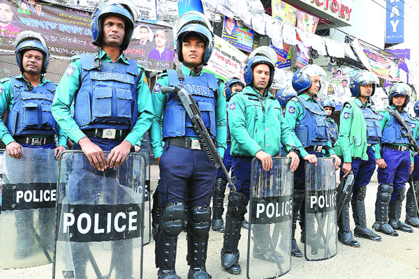 বিএনপি কেন্দ্রীয় কার্যালয়ের সামনে আইনশৃঙ্খলা বাহিনীর সতর্ক অবস্থান