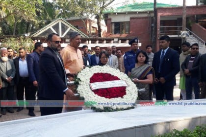 টুঙ্গীপাড়ায় বঙ্গবন্ধুর সমাধিতে ভারতীয় হাই কমিশনারের শ্রদ্ধা