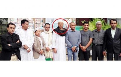 নবীনগরে ওসির সঙ্গে গ্রেফতারি পরোয়ানাভুক্ত আসামির ফটোসেশন