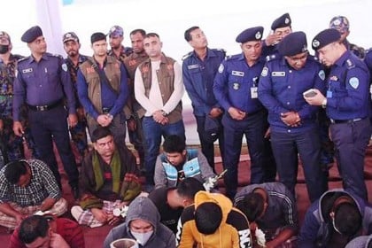 টেকনাফে দ্বিতীয় দফায় ২১ ইয়াবা কারবারির আত্মসমর্পণ