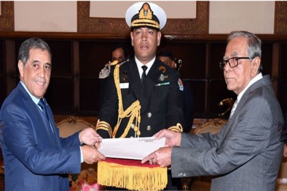 রাষ্ট্রপতির কাছে আলজেরিয়ার দূতের পরিচয়পত্র পেশ