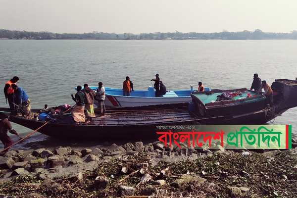 মোরেলগঞ্জে ১০ লাখ পার্শে মাছের পোনাসহ ট্রলার আটক