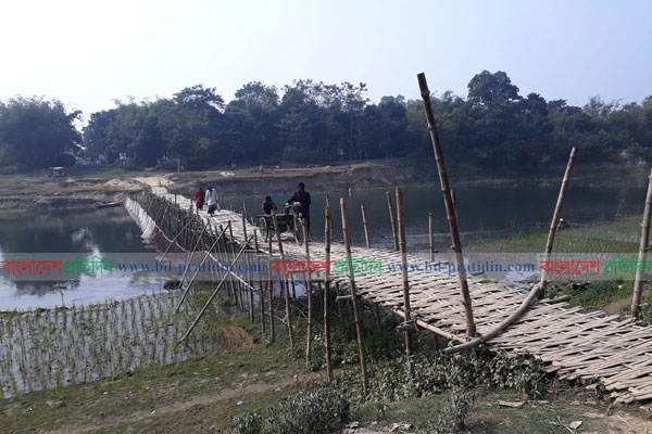 ঝুঁকিপূর্ণ বাঁশের সাঁকোই যখন ১০ গ্রামের মানুষের ভরসা