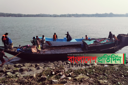 মোরেলগঞ্জে ১০ লাখ পার্শে মাছের পোনাসহ ট্রলার আটক