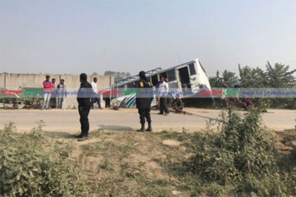 ধামরাইয়ে ৩৩ এসএসসি পরীক্ষার্থীকে নিয়ে বাস খাদে