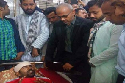 আহত সাংবাদিক সুমনকে দেখতে হাসপাতালে তাবিথ-ইশরাক