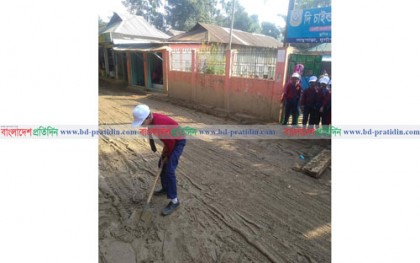 কাঁদা পাড়িয়ে ক্লাসে ঢুকতে হয় শিশুদের
