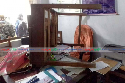 বাকেরগঞ্জে পরিসংখ্যান অফিসে ছাত্রলীগ সভাপতির নেতৃত্বে হামলা ভাঙচুর