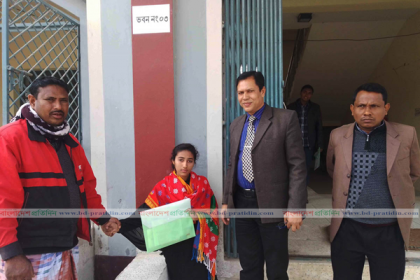 দুই পা নেই, বাবার ভ্যানে চড়েই পরীক্ষার হলে ফাতেমা