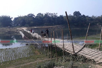 ঝুঁকিপূর্ণ বাঁশের সাঁকোই যখন ১০ গ্রামের মানুষের ভরসা