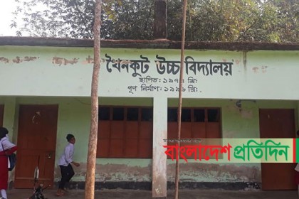 নরসিংদীতে স্কুলের তালা খুলে দেওয়ার দাবিতে শিক্ষার্থীদের বিক্ষোভ