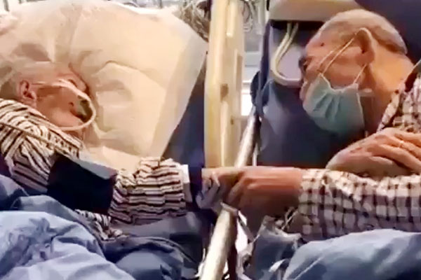 মৃত্যুর অপেক্ষায় করোনাভাইরাসে আক্রান্ত দম্পতি, বিদায়ের দৃশ্য ভাইরাল! (ভিডিও) 