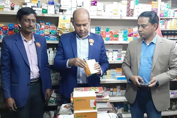 ফার্মেসিতে ময়দায় বানানো বিপুল পরিমাণ গ্যাস্ট্রিকের ওষুধ জব্দ