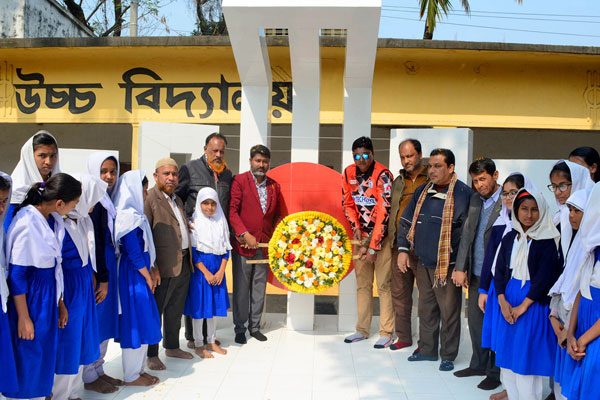 বগুড়া সিটি বালিকা উচ্চ বিদ্যালয়ে শহীদ মিনারের উদ্বোধন 
