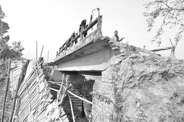 ভাঙা সেতুতে হাজারো মানুষের দুর্ভোগ