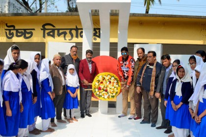 বগুড়া সিটি বালিকা উচ্চ বিদ্যালয়ে শহীদ মিনারের উদ্বোধন 