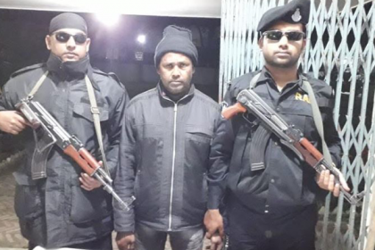 পাবনায় গুলিসহ আটক ১