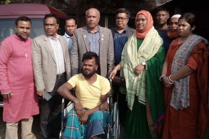নোয়াখালীতে প্রতিবন্ধী ব্যক্তিদের মাঝে সহায়ক উপকরণ বিতরণ