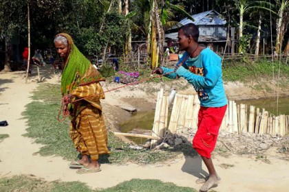 সন্তানের গলায় রশি বেঁধে গ্রামে গ্রামে ভিক্ষা করেন মা!
