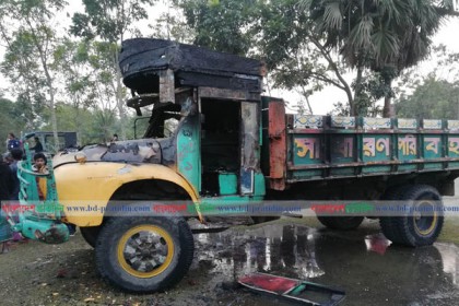 ফরিদপুরে ট্রাক চাপায় ২ স্কুল ছাত্র নিহত, ট্রাকে আগুন 
