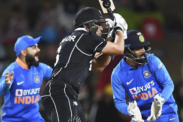 টানা তৃতীয় ম্যাচে জরিমানার মুখে কোহলিরা