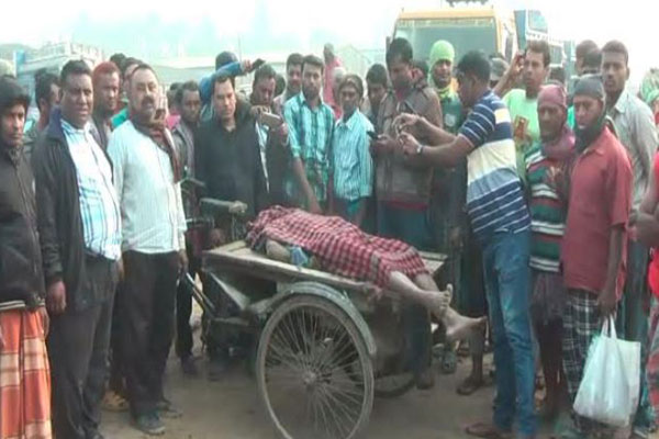 সাতক্ষীরায় দুই ট্রাকের চাপে পিষ্ট হয়ে  শ্রমিক নিহত