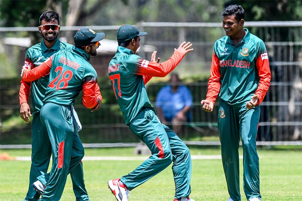বিশ্বকাপে ফাইনালের লক্ষ্যে ফিল্ডিংয়ে বাংলাদেশ
