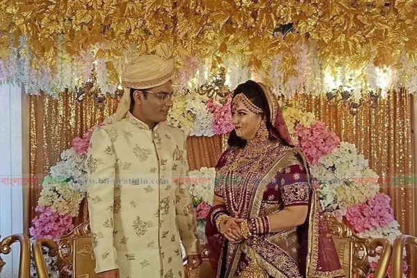 এক স্বাক্ষরে বহিষ্কার, আরেক স্বাক্ষরে সোহাগের ঘরে এশা