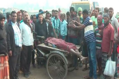 সাতক্ষীরায় দুই ট্রাকের চাপে পিষ্ট হয়ে  শ্রমিক নিহত