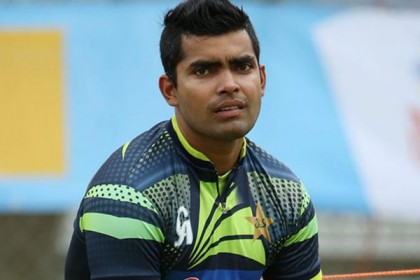 পোশাক খুলে উমর আকমলের প্রশ্ন, আমি কি মোটা?