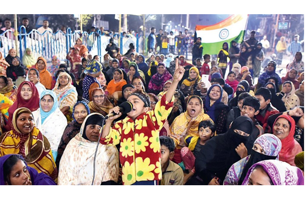 মাইক হাতে ‘আজাদি’ স্লোগানে ঝড় তুলছে এই ছোট্ট শিশু